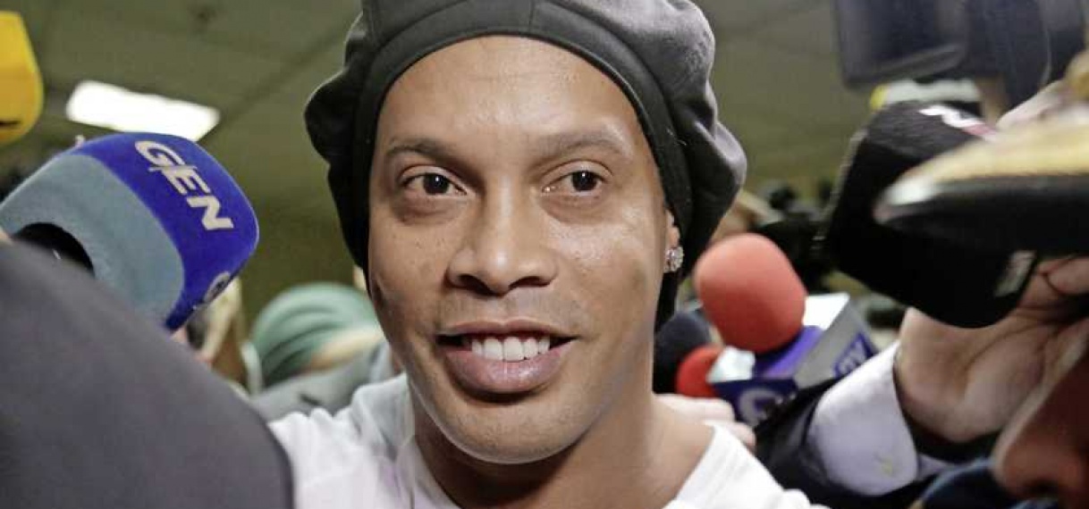 Ronaldinho verjaart achter de traliesRonaldinho verjaart achter de tralies