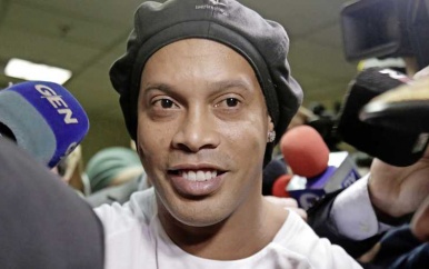 Ronaldinho verjaart achter de traliesRonaldinho verjaart achter de tralies