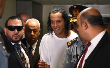 Gevangenisdirecteur: Ronaldinho opgewekt en altijd lachend in de cel