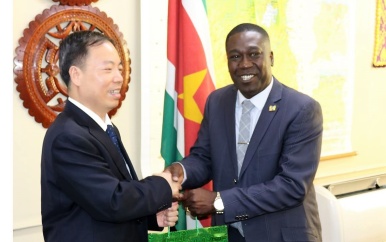 Minister Dikan leeft mee met Hubei in strijd tegen COVID-19