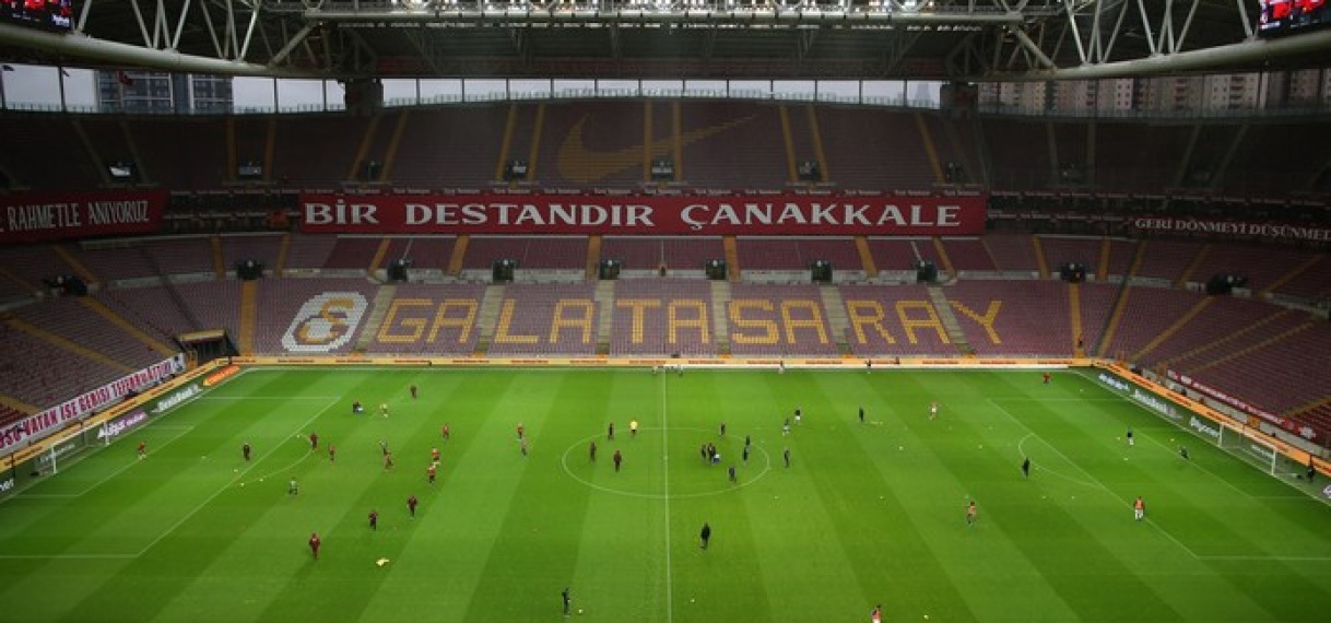 Galatasaray kan in leeg stadion niet profiteren van gelijkspel Turkse koploper