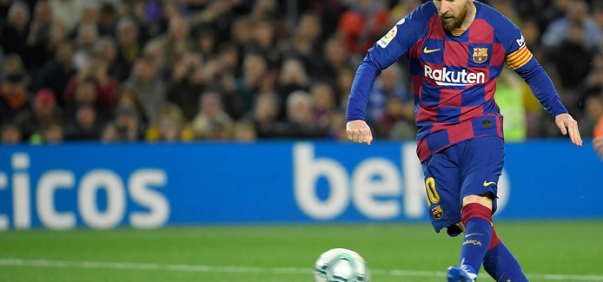 Rake strafschop van Lionel Messi in slotfase redt Barcelona