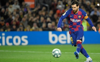 Rake strafschop van Lionel Messi in slotfase redt Barcelona