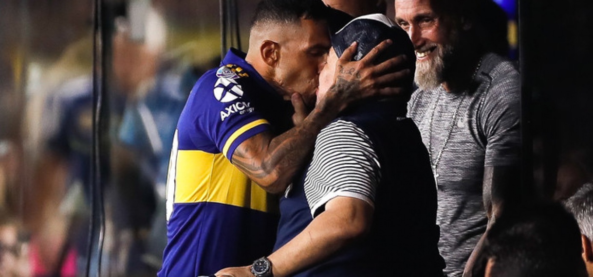 Tévez zoent Maradona en bezorgt Boca titel op laatste speeldag