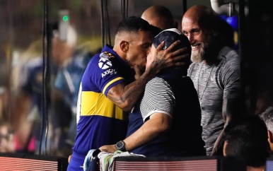 Tévez zoent Maradona en bezorgt Boca titel op laatste speeldag