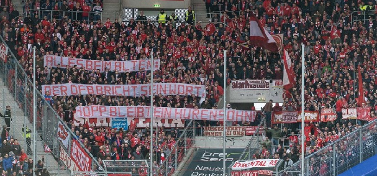 Spelers Bayern en Hoffenheim zorgen voor unieke beelden met ‘staking’ op het veld
