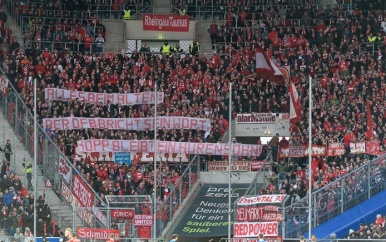 Spelers Bayern en Hoffenheim zorgen voor unieke beelden met ‘staking’ op het veld