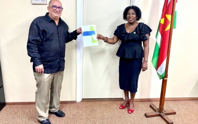 UNFPA overhandigt SRH policy document aan minister Elias