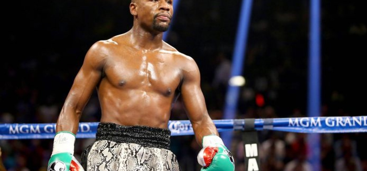 Mayweather ontfermt zich over jonge boksers.
