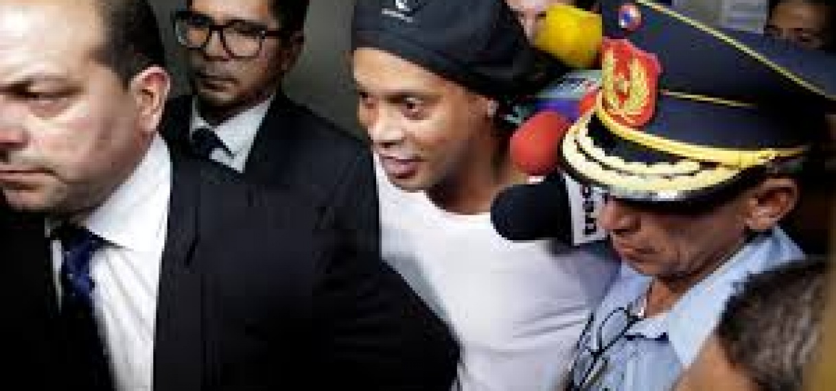 Ronaldinho: ‘Hopelijk kan ik mijn moeder snel een zoen geven’