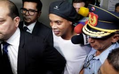 Ronaldinho: ‘Hopelijk kan ik mijn moeder snel een zoen geven’