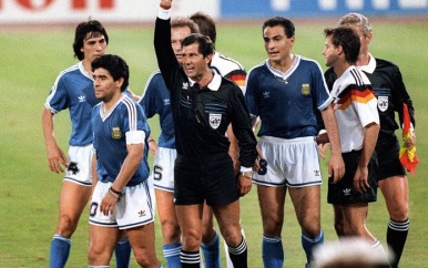 Scheidsrechter WK-finale 1990: ‘Maradona één van de minst aangename mensen die ik ooit tegenkwam’