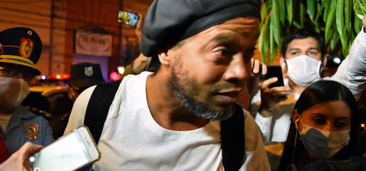 Ronaldinho gaat direct naar zijn moeder als huisarrest voorbij is