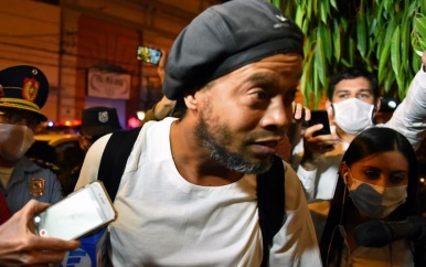Ronaldinho gaat direct naar zijn moeder als huisarrest voorbij is
