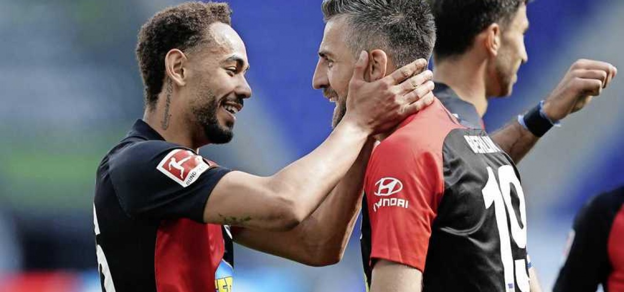 Hertha-spelers lappen nieuwe gedragscodes voor juichen aan hun laars.