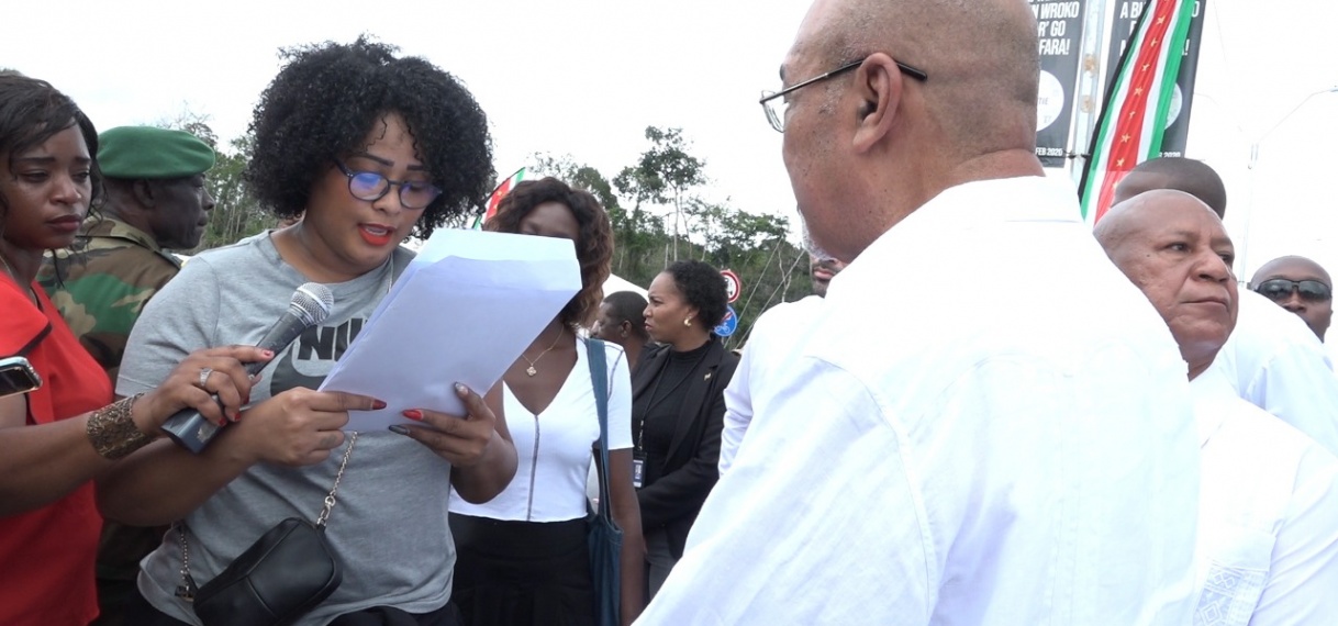 President Bouterse ontvangt petitie in kwestie valutawet