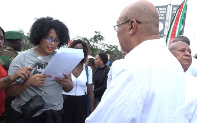President Bouterse ontvangt petitie in kwestie valutawet