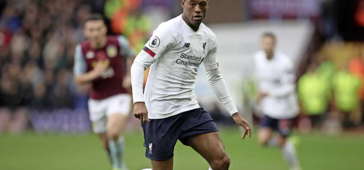 Georginio Wijnaldum helpt oud-club Sparta een handje.
