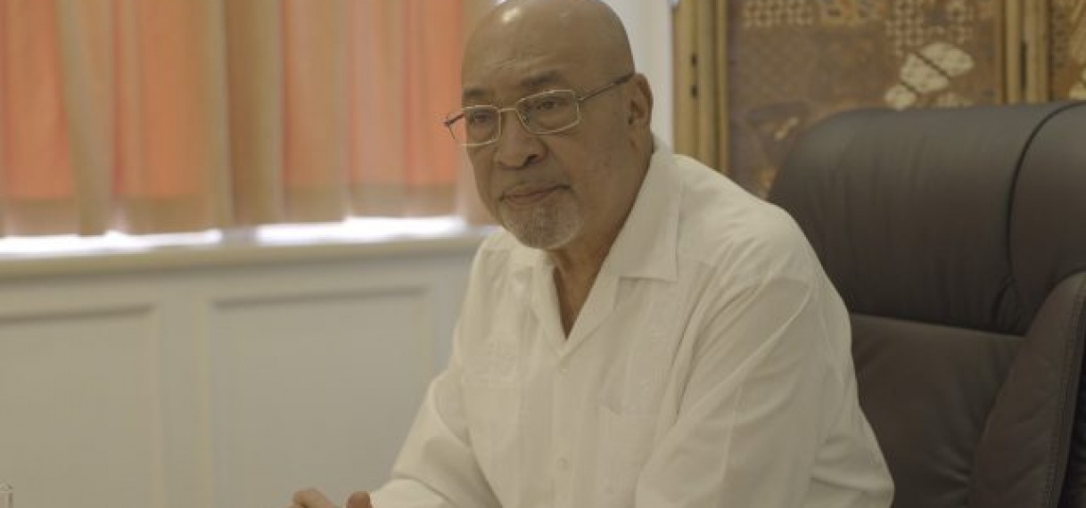 President roept op goede reputatie Suriname hoog te houden