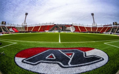 AZ start procedure om Champions League-ticket van Ajax af te nemen