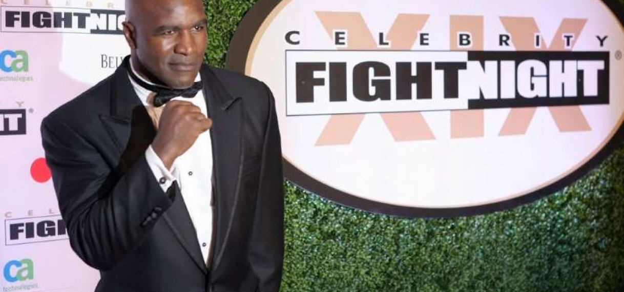 Holyfield (57) gaat knokken voor het goede doel
