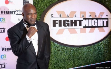 Holyfield (57) gaat knokken voor het goede doel
