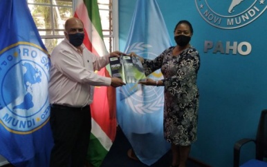 MINISTER VOLKSGEZONDHEID OVERHANDIGT FINAL NATIONAL COVID-19 PLAN AAN PAHO