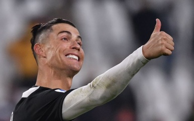Cristiano Ronaldo eerste voetbalmiljardair.