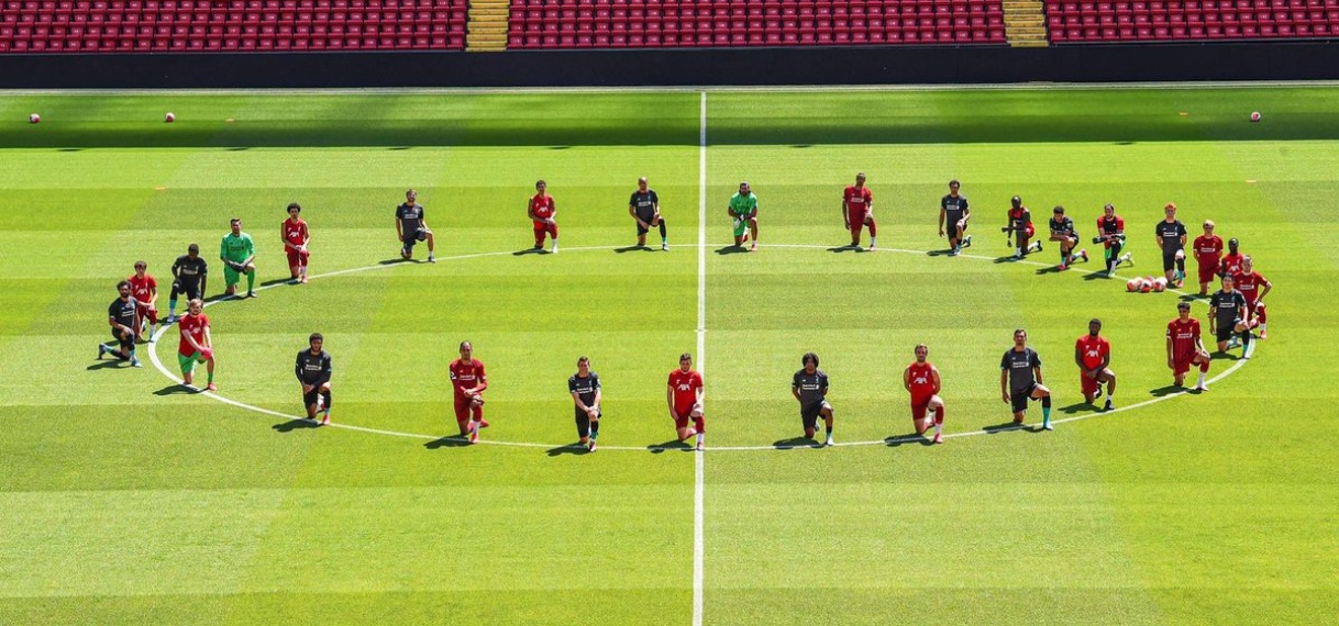 SPELERS LIVERPOOL MAKEN OP TRAINING KNIELEND GEBAAR TEGEN RACISME