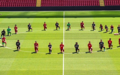 SPELERS LIVERPOOL MAKEN OP TRAINING KNIELEND GEBAAR TEGEN RACISME