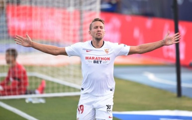 Luuk de Jong maakt zesde doelpunt voor Sevilla.