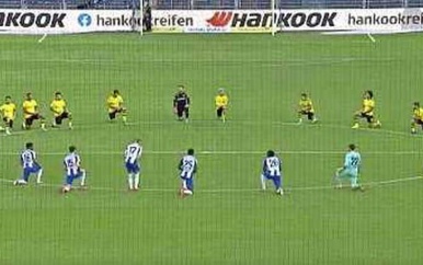 Voetballers Dortmund en Hertha knielen gezamenlijk tegen racisme.
