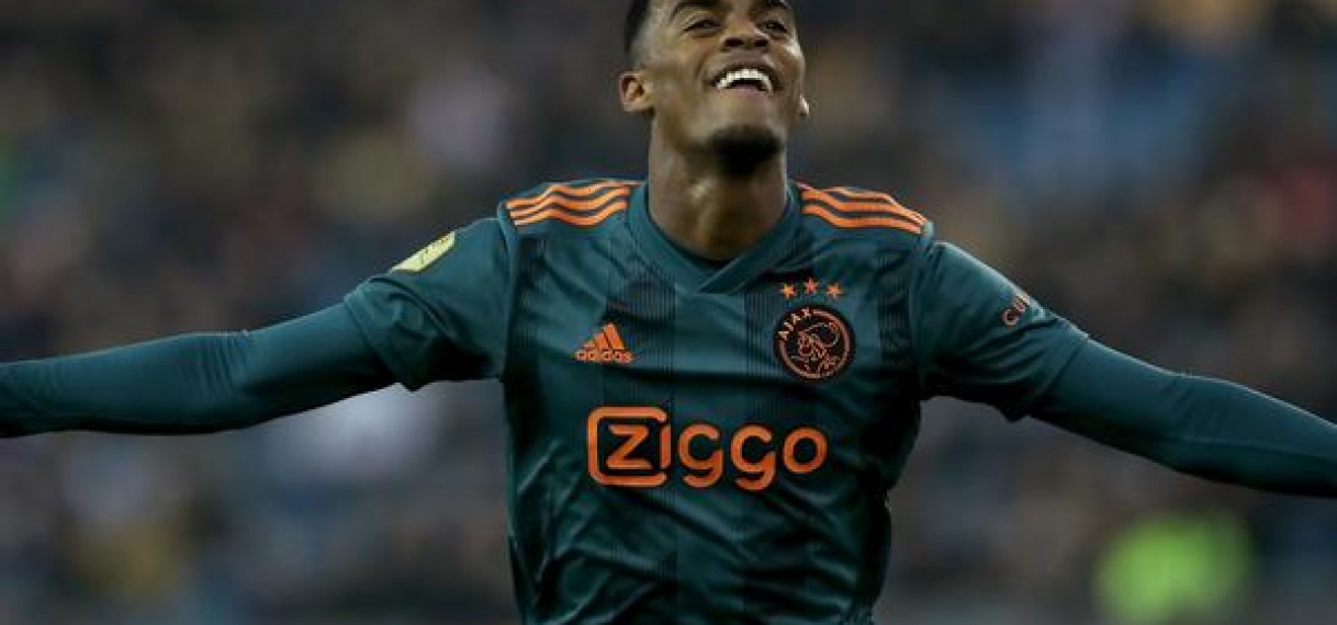 Ajax houdt Gravenberch langer binnenboord: ‘Ik wilde hier altijd al blijven’
