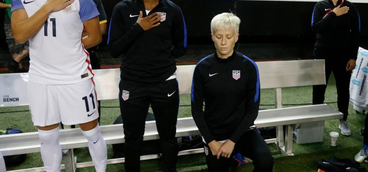 Amerikaanse voetbalbond overweegt knielen bij volkslied toe te staan