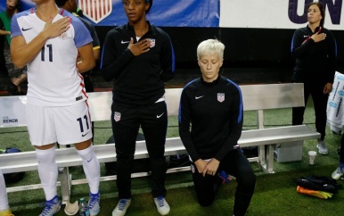 Amerikaanse voetbalbond overweegt knielen bij volkslied toe te staan