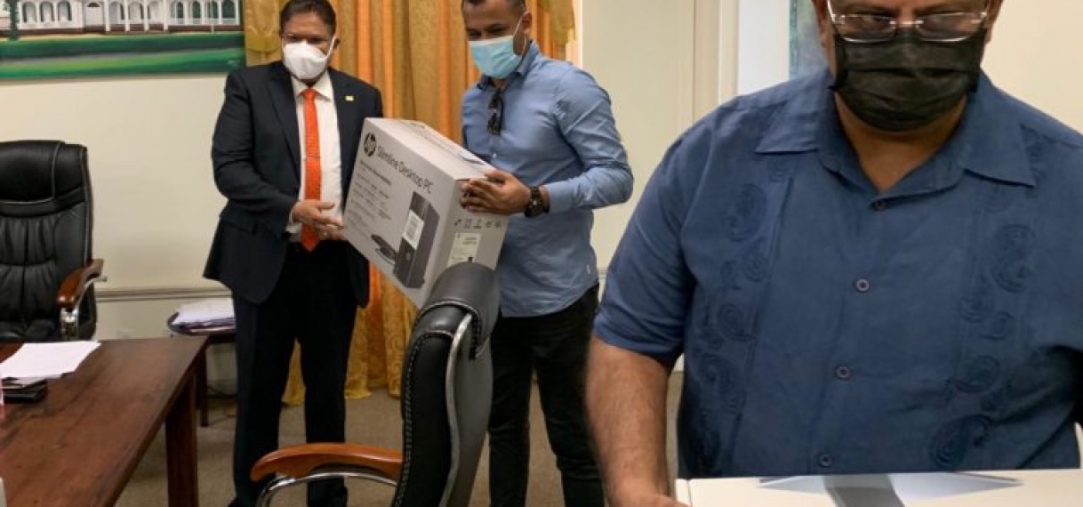 KABINET PRESIDENT ONTVANGT WERKATTRIBUTEN VAN ONDERNEMERS