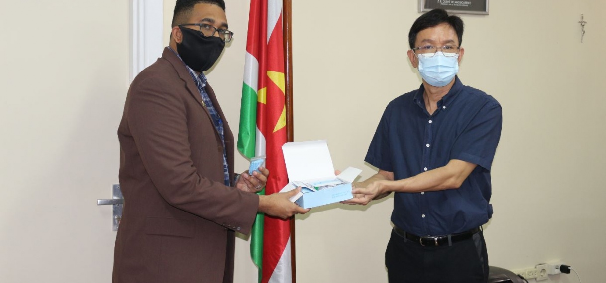 The Suriname Chinese United Association doet donaties