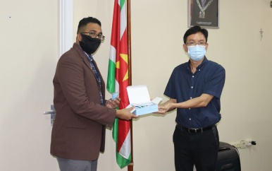 The Suriname Chinese United Association doet donaties