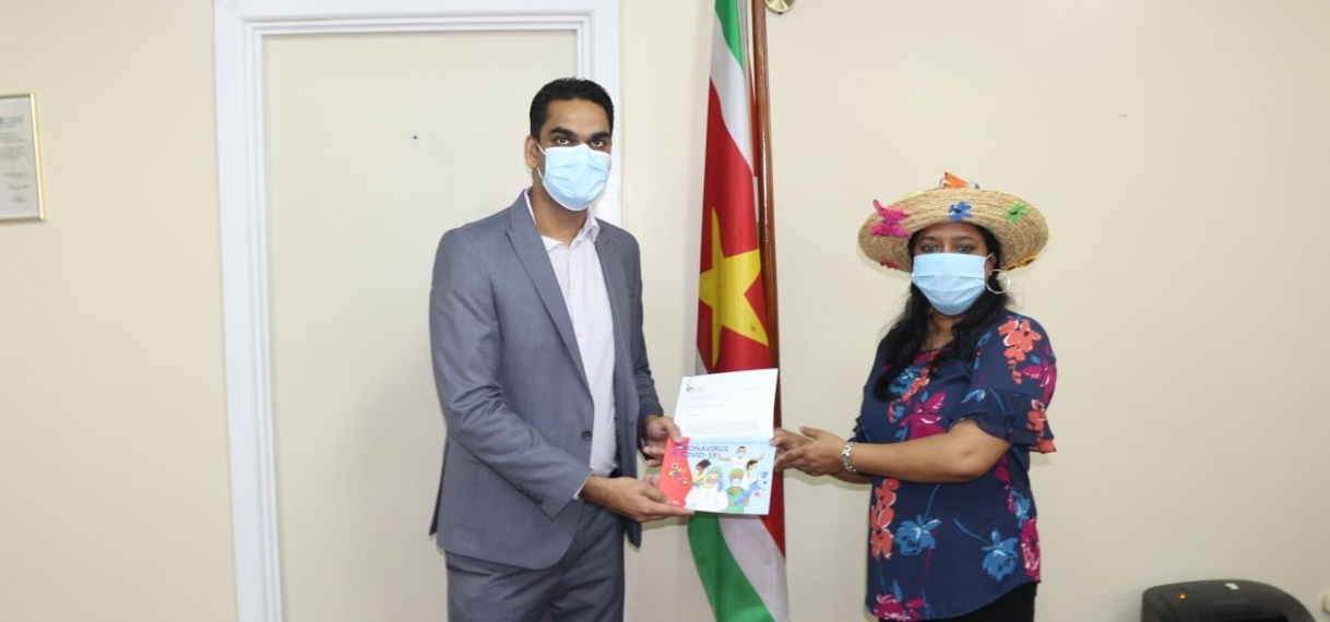 Indra Hu-Ramdas schenkt boek aan minister Ramadhin