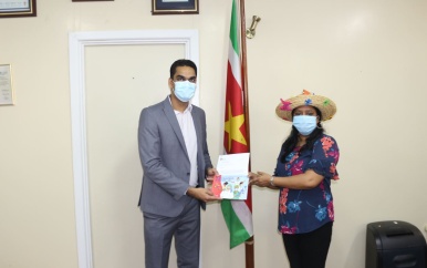 Indra Hu-Ramdas schenkt boek aan minister Ramadhin