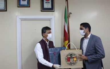 Indiase Ambassadeur bezoekt minister Amar Ramadhin