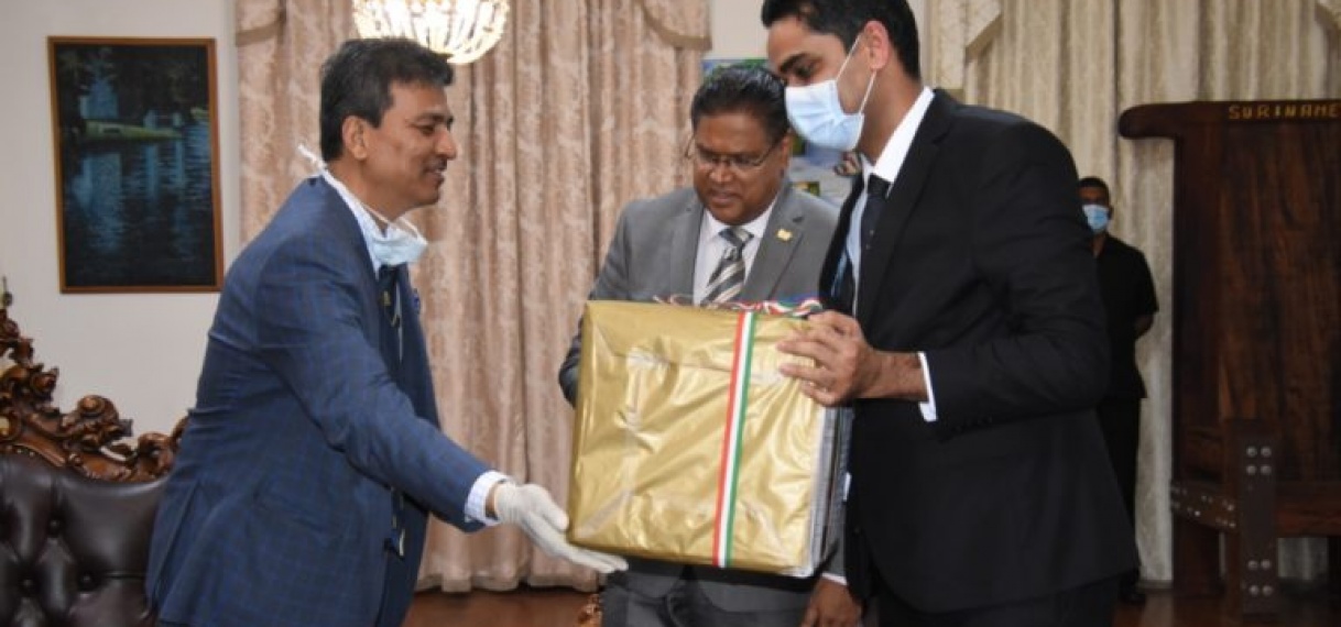 Premier Modi feliciteert president Santokhi en schenkt medisch material