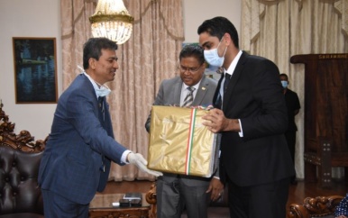 Premier Modi feliciteert president Santokhi en schenkt medisch material
