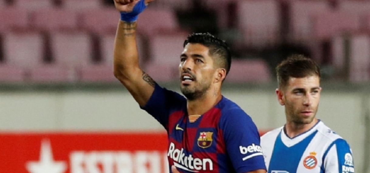 Barcelona duwt Espanyol in derby met twee rode kaarten de afgrond in.