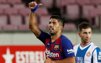 Barcelona duwt Espanyol in derby met twee rode kaarten de afgrond in.