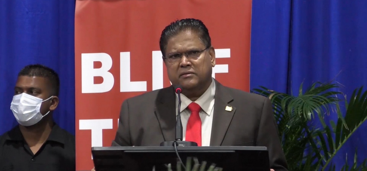 President Santokhi spreekt personeel toe