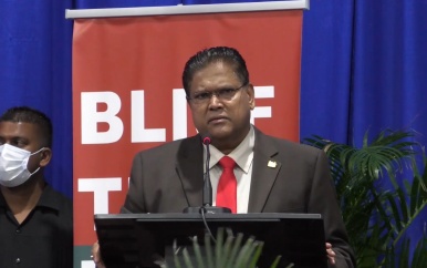 President Santokhi spreekt personeel toe