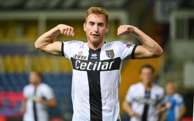 Parma klopt Napoli met late treffer.