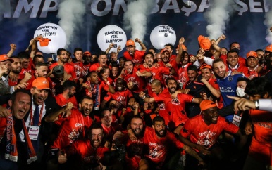 Afzwaaiende Elia euforisch na veroveren ‘historische titel’ met Basaksehir