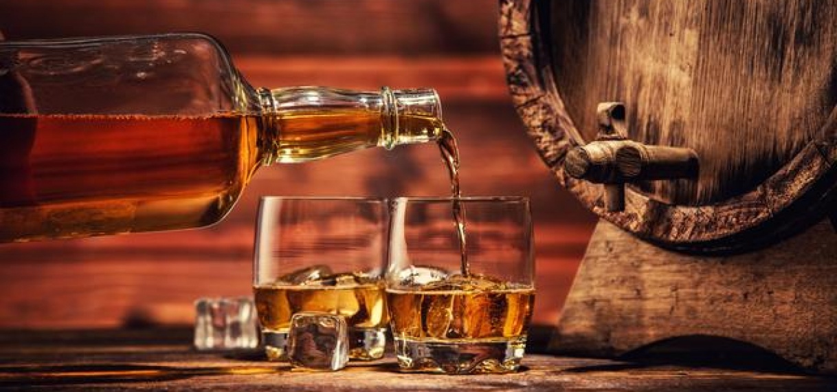 Johnnie Walker laat zich vanaf 2021 schenken uit papieren flessen